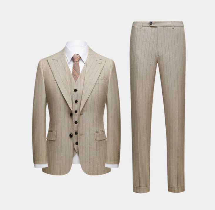 TRAJE DE TRES PIEZAS DON CARMESÍ
